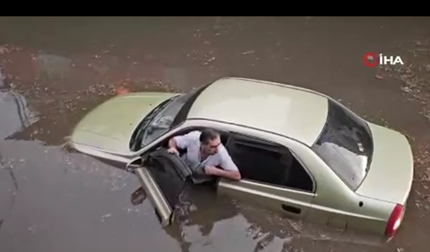 Göle dönen alt geçide giren otomobil sulara gömüldü