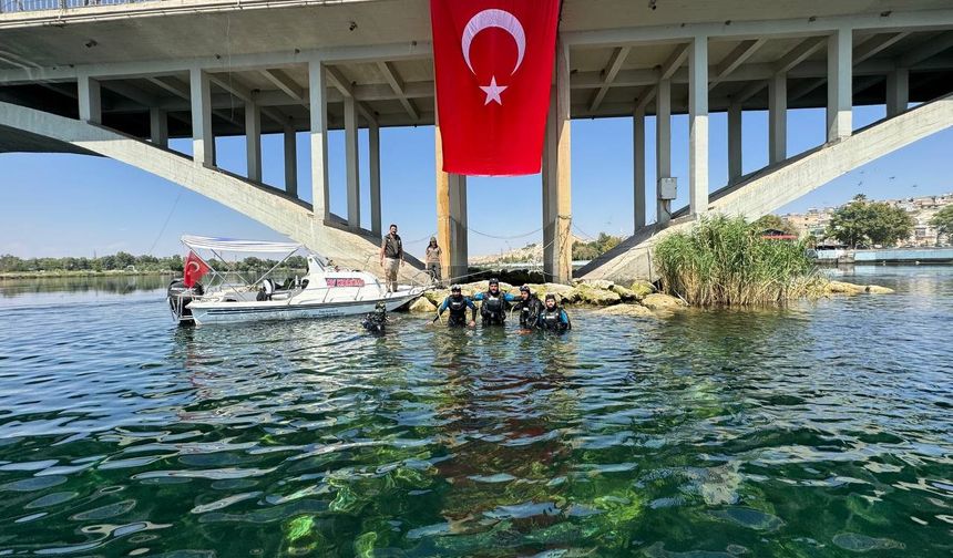 Dalgıçlardan Fırat Nehri’nde Türk bayraklı 30 Ağustos kutlaması