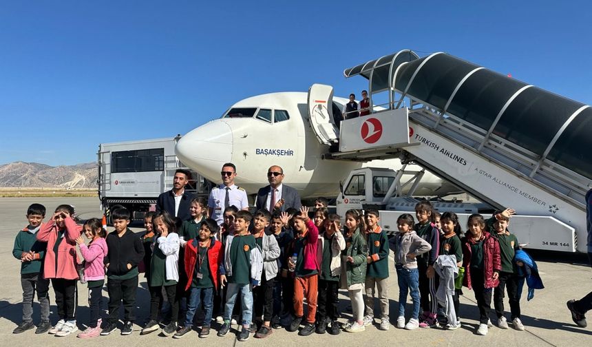 Cizre'de öğrenciler Şırnak Şerafettin Elçi Havalimanını gezdi