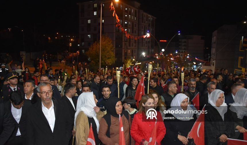 101 metrelik Türk bayrağıyla fener alayı düzenlendi