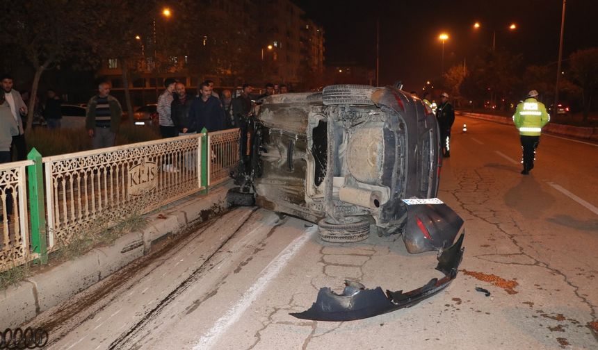 Kilis'te refüje çarpan araçtaki sürücü yaralandı