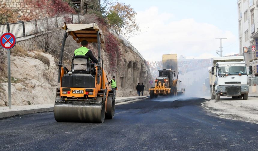 Mardin'de bozuk yollarda asfalt çalışmaları yapılıyor