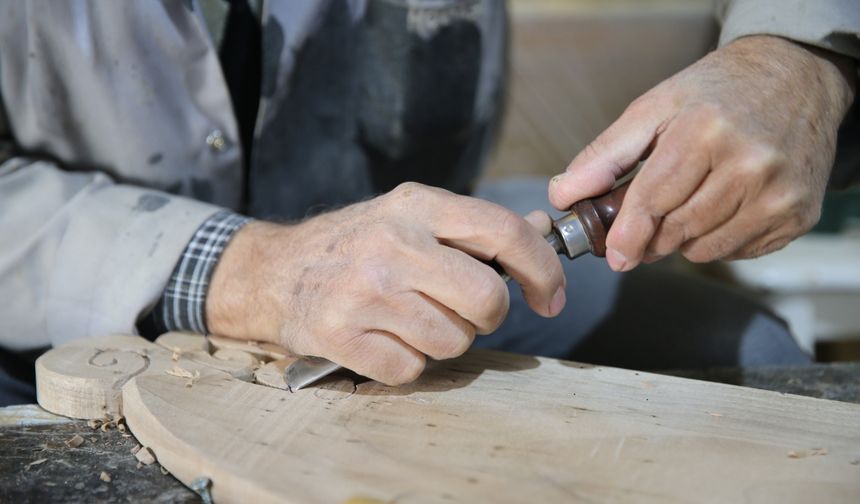 Ahşap oymacısı mesleğini son nefesine kadar sürdürmek istiyor