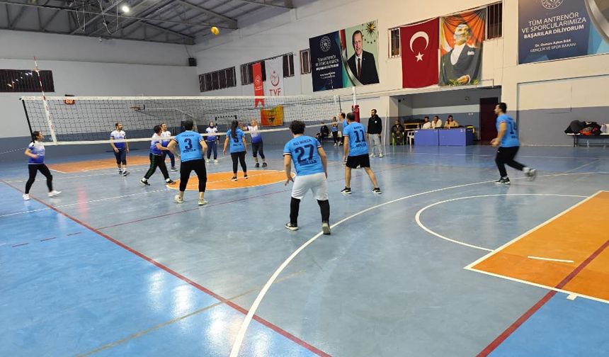 Kurumlar arası voleybol turnuvasında heyecan devam ediyor