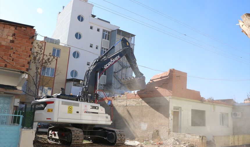 Kilis'te hasarlı binaların yıkımı sürüyor