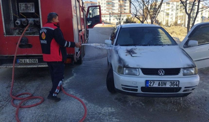 Adıyaman'da seyir halindeki otomobil alev aldı