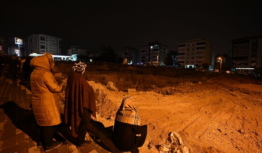 Gaziantep'te 6 Şubat depremlerinde hayatını kaybedenler "sessiz yürüyüşle" anıldı