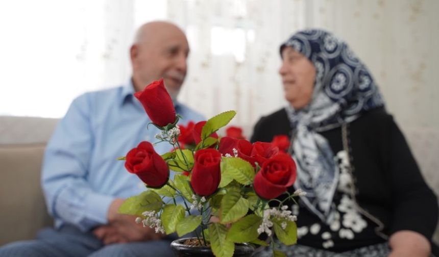 Mutlu evliliğin sırrını 60 yıldır getirdiği çiçeklerde buluyor