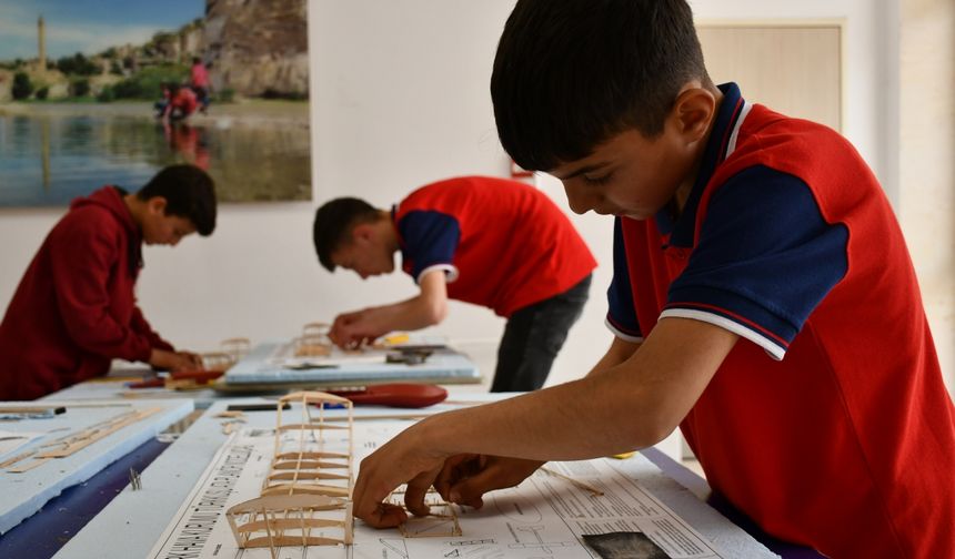 Öğrenciler kursta model uçak eğitimi görüyor