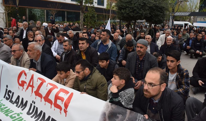 İsrail'in Gazze'ye saldırıları oturma eylemi ile protesto edildi