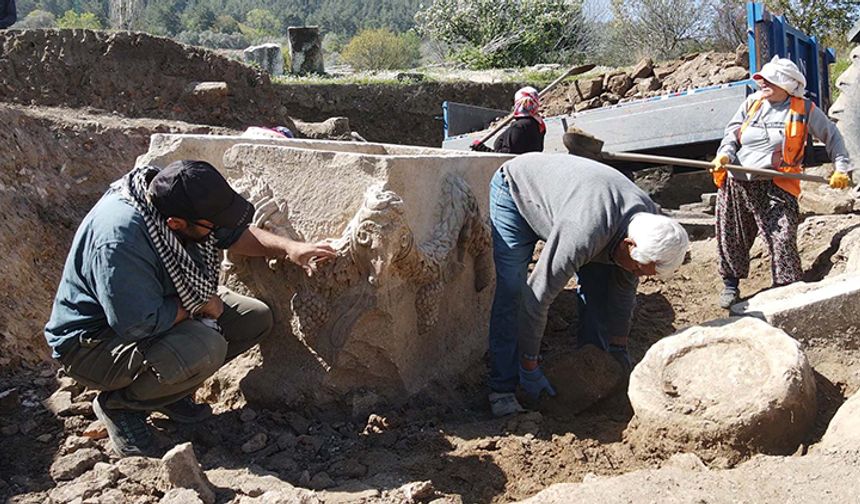 Stratonikeia'da 2 bin yıllık girlandlı lahit bulundu