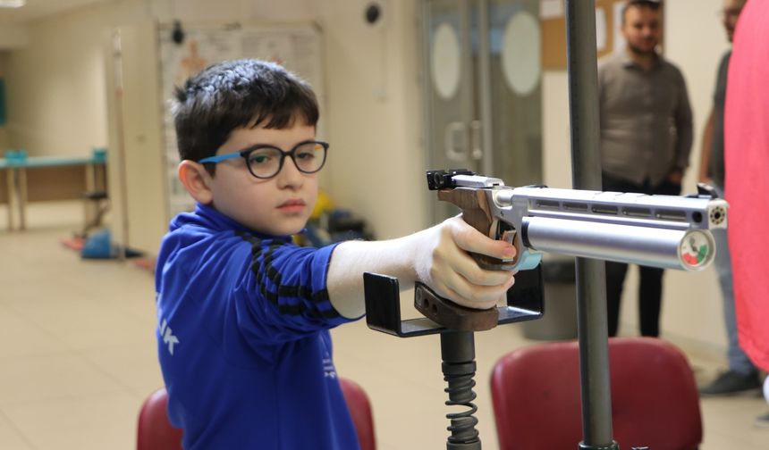 Genç atıcılar, milli sporcu olmak için "hedefe kilitlendi"