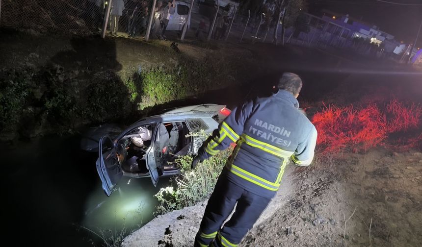 Sulama kanalına devrilen otomobildeki 4 kişi yaralandı
