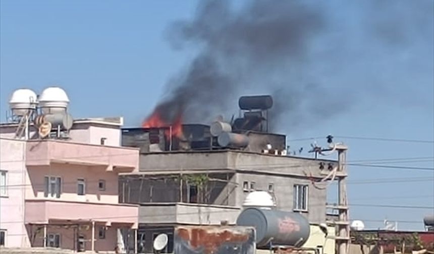 3 katlı binanın çatı katında çıkan yangın söndürüldü