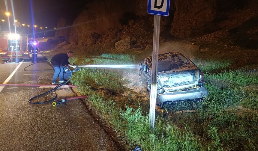 Siirt'te seyir halindeki otomobil yandı