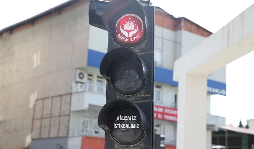Trafik ışıklarına "Aile Yılı"na özel görseller yansıtılıyor