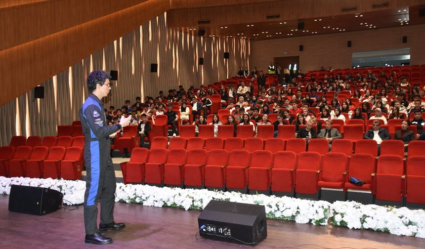 Astronot Atasever, Batman'da öğrencilerle bir araya geldi