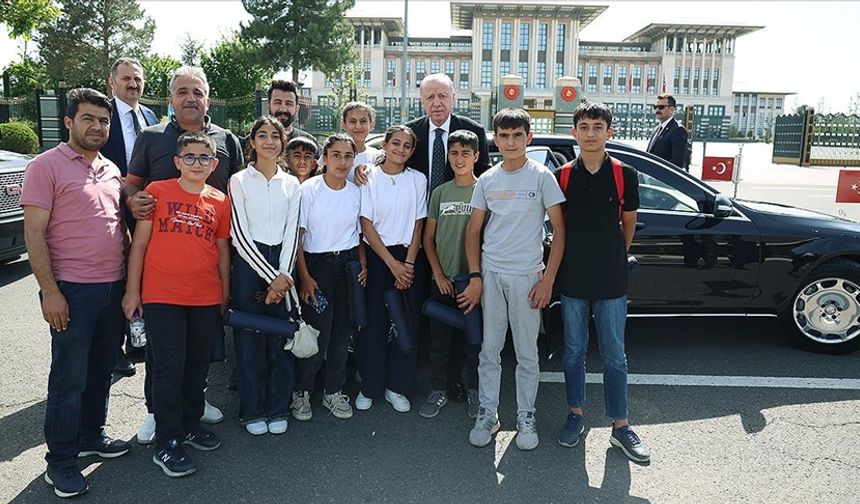 Cumhurbaşkanı Erdoğan, Adıyaman'dan gelen çocuklarla görüştü