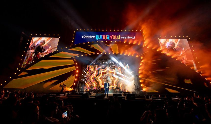 Şarkıcı Bayhan, Şanlıurfa'da konser verdi