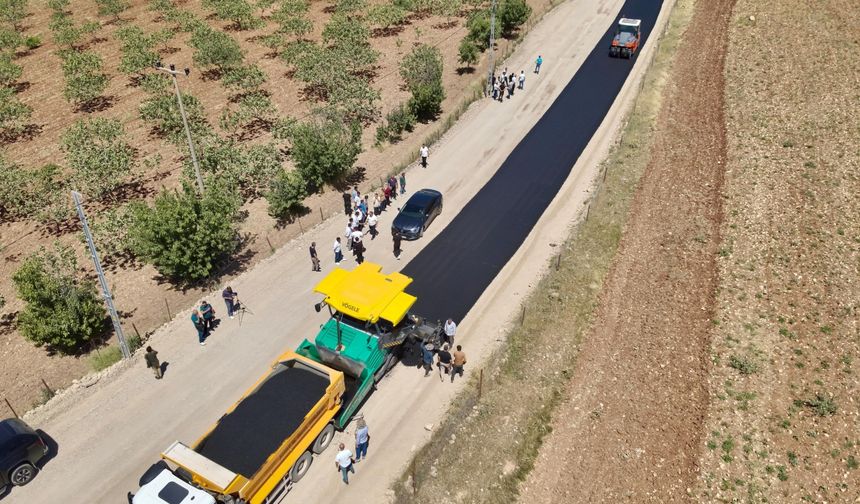 Vali Kızılkaya, kırsaldaki asfalt çalışmalarını inceledi