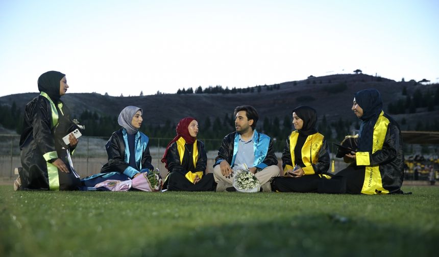 Öğrencileriyle birlikte okuduğu üniversiteden mezun oldu
