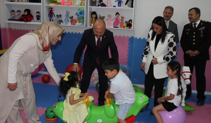 Depremde ölen "Öğretmen ve Kızının Adı Okulda Yaşatılacak"