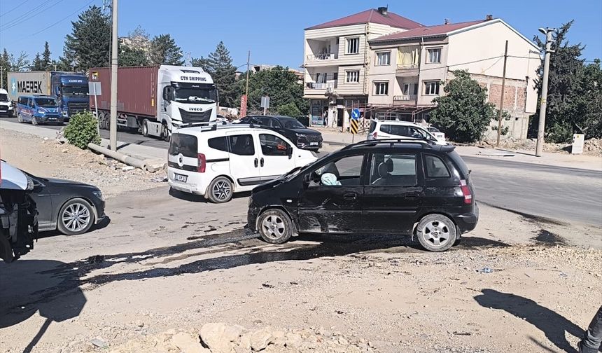 Gölbaşı'nda iki otomobil çarpıştı 4 yaralı