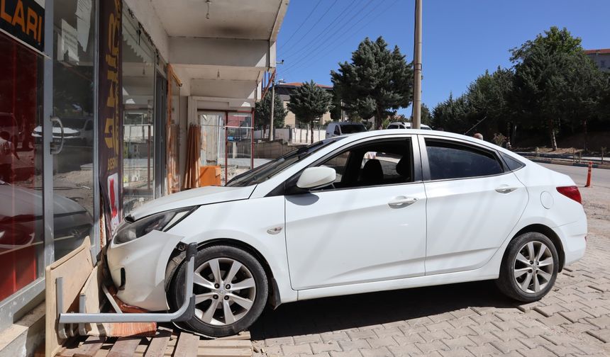 Besni'de trafik kazası otomobil dükkana girdi