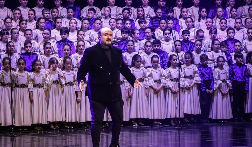 400 öğrenci Shakespeare'den ilhamla gösteri düzenledi