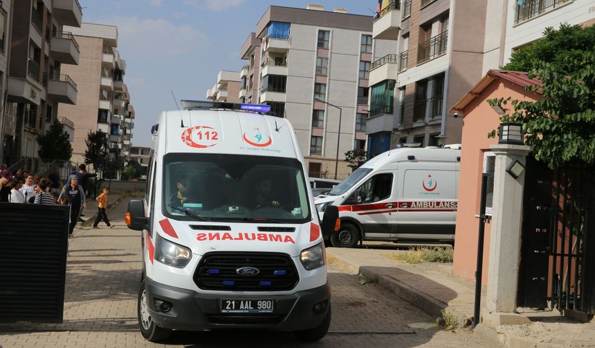 Apartmanda çıkan yangında 8 kişi dumandan etkilendi