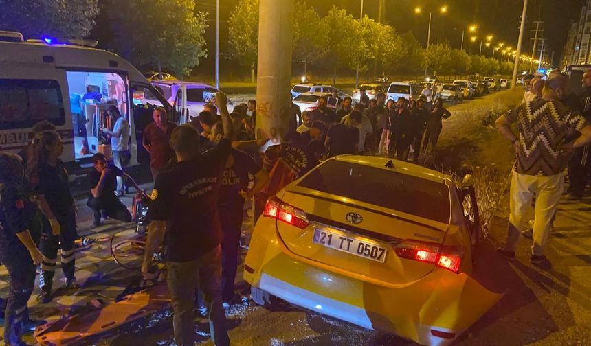 Diyarbakır'da devrilen taksideki 2 kişi yaralandı
