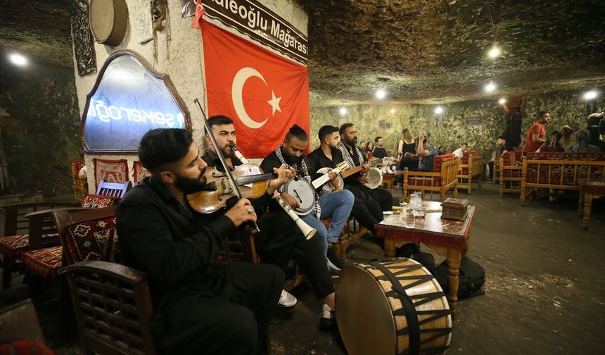 500 yıllık mağara kafede ziyaretçi yoğunluğu yaşanıyor