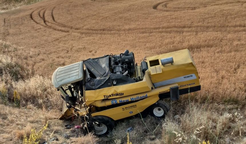 Biçerdöver ile otomobilin çarpıştığı kazada 3 kişi yaralandı