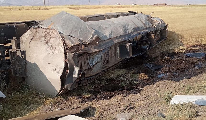Devrilen yakıt tankerinin sürücüsü yaralandı