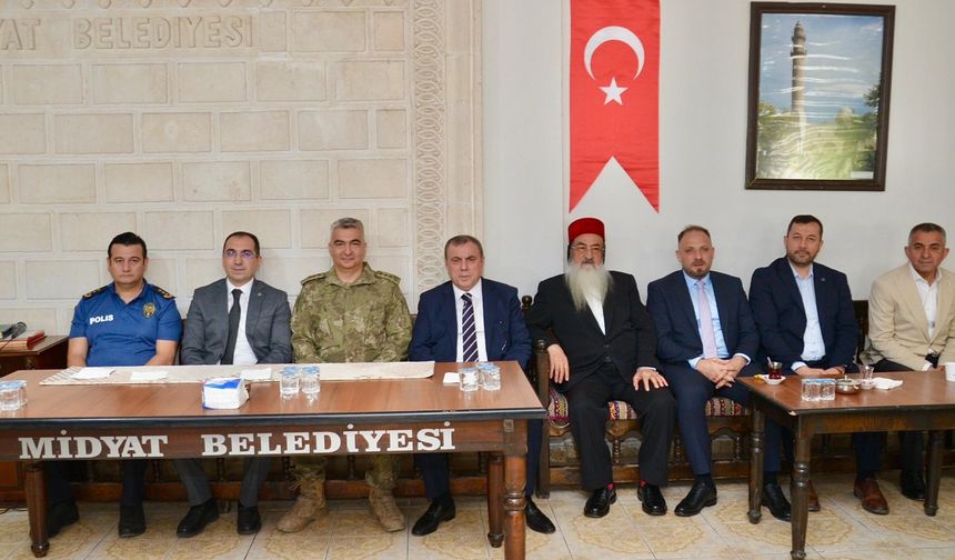 Midyat'ta Farklı Dine Mensup Vatandaşlar Bayramlaştı