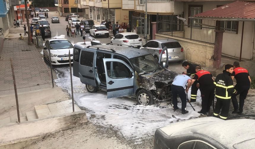 Park halindeki hafif ticari araçta çıkan yangın söndürüldü