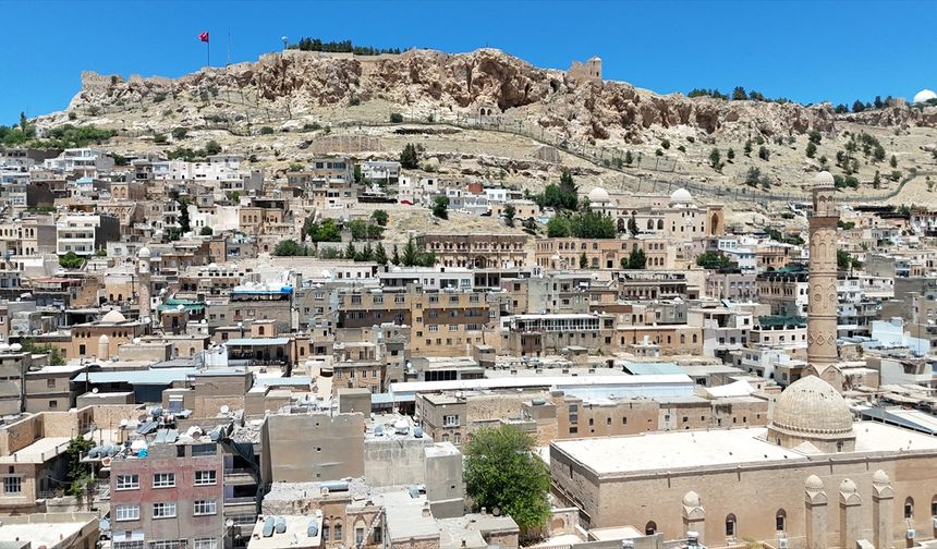 Mardin'in dokusunu bozan betonarme binaların yıkımı sürüyor