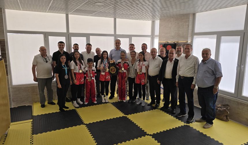 Besni Eğitim Vakfı’ndan Fuat Akbaş Spor Kulübüne Tebrik Ziyareti