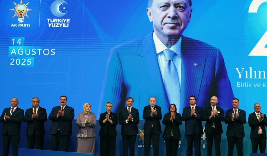 24. Kuruluş yıl dönümünde Erdoğan'ın rozet taktığı isimler