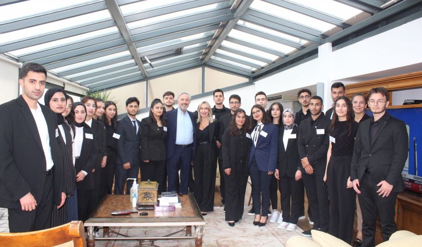 Akfen Başkanı Akın, TİKAV Bursiyerleriyle Buluştu