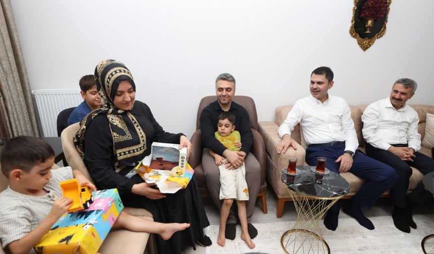 Bakan Kurum, Besni'de depremzede aileye misafir oldu