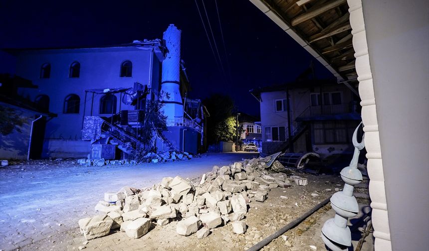 Depremde Kızılgür Mahallesi'ndeki caminin minaresi yıkıldı