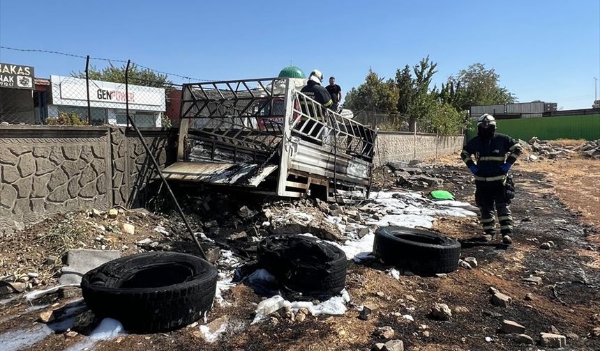 Kamyonet römorkunda çıkan yangın söndürüldü