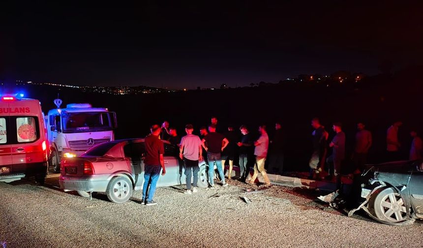 Besni’de Korkutan Kaza: 2 Araç Kafa Kafaya Çarpıştı