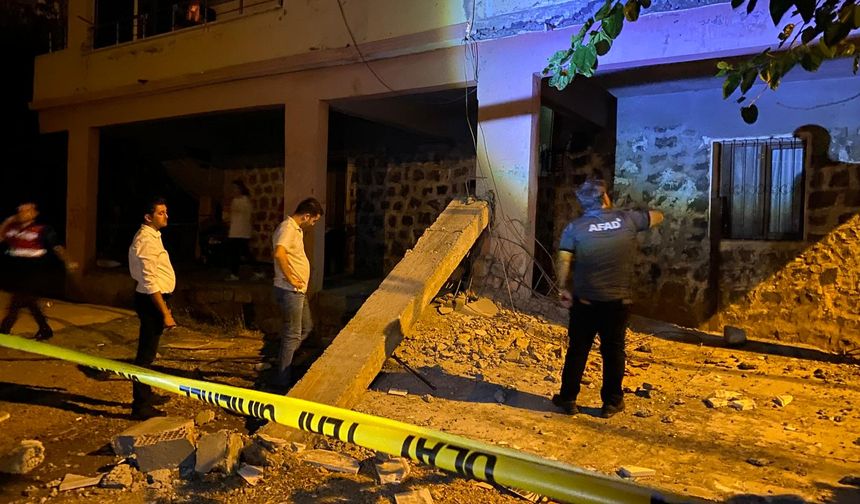 Evin balkonu çöktü 5 kişi yaralandı