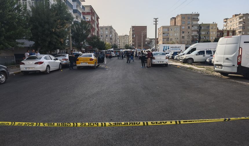 Diyarbakır'da bir kişi taksideki karısını silahla yaraladı