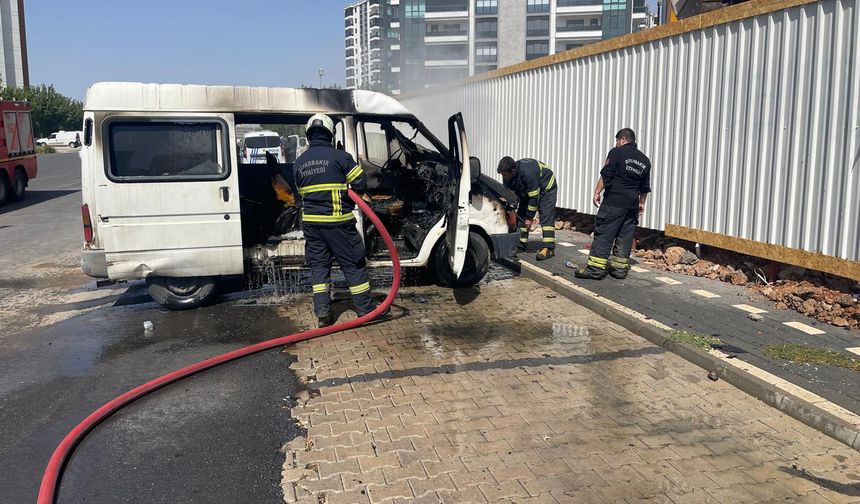 Diyarbakır'da park halindeki minibüs yandı