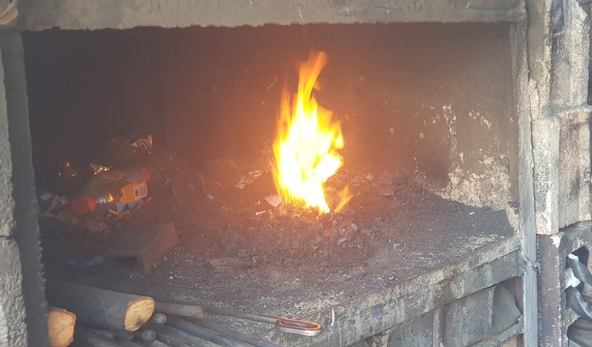 Demirciler kavurucu sıcaklarla mücadele ediyor