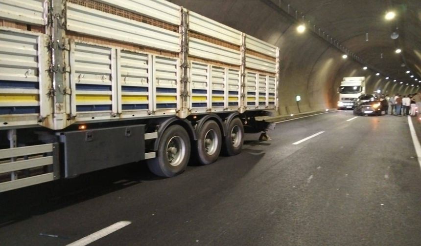 Pikabın tuğla yüklü tıra çarpma anı kamerada