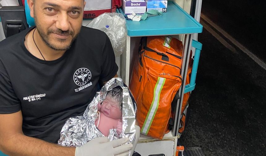 Şanlıurfa’da Ambulans Yolunda Sürpriz Doğum!